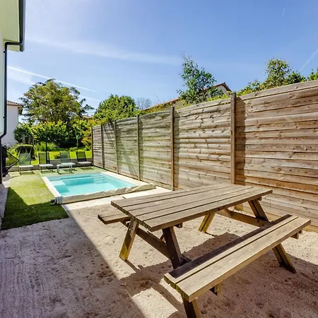 Dom wakacyjny Maison De Confort 10 Personnes Avec Piscine