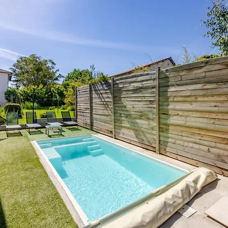 Dom wakacyjny Maison De Confort 10 Personnes Avec Piscine