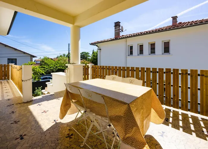 בית נופש Maison De Confort 10 Personnes Avec Piscine מונטובן